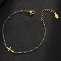Detailansicht eines Edelstahlarmbands mit blauen Emaille-Perlen und Goldkreuz. - Gold Reinheit / Seeblau