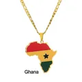 Vista detallada del collar con colgante mapa de África en acero inoxidable dorado, colores de Ghana - Mapa de Ghana / Dorado