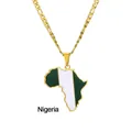 Detalle de un colgante con el mapa de África y la bandera de Nigeria en dorado y cadena - Mapa de Nigeria / Dorado