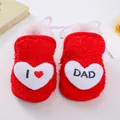 Detaillierte Ansicht roter Baby-Winterschuhe mit 'I Love Dad' Herzbestickung und Vlies - Rot