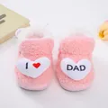 Detailansicht der warmen rosa Plüsch-Babyschuhe mit dem I Love Dad Herz-Design - Rosa