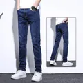 Vue détaillée du jean en denim stretch bleu foncé pour homme montrant l'avant et l'arrière - 28 / Bas / Bleu foncé