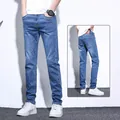 Jean denim stretch coupe ajustée et jambe droite pour homme en délavage bleu classique - 28 / Bas / Bleu