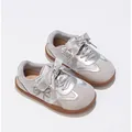 Zapatillas plateadas para niñas con lazos de satén y suelas suaves para primeros pasos - Gris