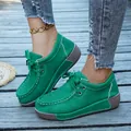 Primer plano de mocasines de ante verde con costuras blancas y cordones decorativos - 38 / Verde