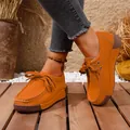 Elegantes mocasines casuales para mujer en color naranja en un entorno rústico libre - 36 / Naranja