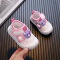 Zapatos de malla transpirable rosa y blanco para bebés con un lindo diseño de oso morado - Tallas Mixtas 16-21 (Caja de 120 Pares) / Rosa