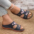 Detailansicht blauer Keilsandalen für Damen mit rosa Blumenstickerei für den Sommer. - Dunkelblau