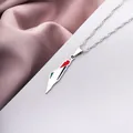 Primer plano de un collar con colgante del mapa de Palestina en acero inox con colores de la bandera. - Acero Estilo A