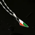 Primer plano del colgante mapa de Palestina con colores de bandera en fondo negro - Acero Estilo B