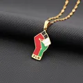 Detail van een goudkleurige ketting met een vuisthanger in de Palestijnse vlagkleuren - Goud Stijl D