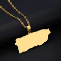Primo piano di un ciondolo a forma di mappa di Porto Rico dorato su catena a onde. - Stile Sagoma Mappa Porto Rico (A) / Oro