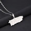 Primo piano di una collana in acciaio inox con ciondolo mappa di Porto Rico e incisioni. - Mappa di Porto Rico incisa - Catena a corda / Argento