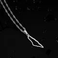 Detailopname van roestvrijstalen Palestina kaart hanger ketting op zwarte ondergrond - Staal Stijl E
