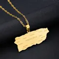 Primo piano dettagliato di una collana con ciondolo mappa di Porto Rico in oro con nomi di città - Mappa di Porto Rico incisa - Catena a onde / Oro
