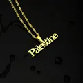 Detailopname van gouden roestvrijstalen Palestina-letter hanger ketting op zwart - Goud Letter G