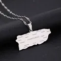 Dettaglio della collana con ciondolo mappa di Porto Rico in acciaio con nomi di città - Mappa di Porto Rico incisa - Catena a onde / Argento