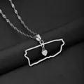 Vista macro di una collana con mappa di Porto Rico in acciaio inossidabile e ciondolo a cuore. - Stile mappa di Porto Rico con cuore / Argento