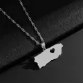 Dettaglio di una collana con ciondolo a forma di mappa di Porto Rico in acciaio inossidabile. - Stile Pendente Mappa Porto Rico con Cuore (Stile G) / Argento