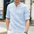 Lässiges hellblaues Herren-Henley-Hemd in Leinenoptik mit Stehkragen und Krempelärmeln - Hellblau