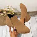 Detail van beige suède enkellaarsjes met puntige neus, lage blokhak en achterrits - 36 / Khaki