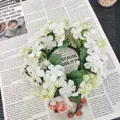 Elegante ghirlanda di fiori selvatici bianchi artificiali per candele e decoro tavola. - Bianco