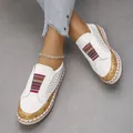 Zapatos planos blancos para mujer con banda de arcoíris y detalles con diseño de corcho - Blanco