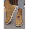 Mocasines casuales para mujer en color camello con calados laterales y borde de corcho - Marrón