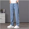 Jeans in Tencel azzurro di alta qualità da uomo, gamba dritta, look estivo casual e fresco - 28 / Pantaloni e gonne / Azzurro