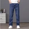 Jeans da uomo in denim Tencel di alta qualità, taglio dritto e leggero per l'estate - 28 / Pantaloni e gonne / Blu scuro