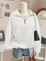 Primer plano de una sudadera blanca con media cremallera y cuello vuelto casual - S / Tops / Blanco