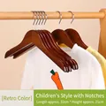Cintre en bois marron vintage pour vêtements d'enfants avec encoches, 32cm x 21cm. - 1 Pièce / Style Enfant Rétro (32cm)