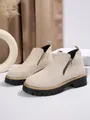 Vue latérale de bottines élégantes en daim beige à talons épais avec fermeture éclair - 36 / Beige