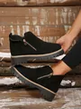 Détail de bottines en daim noir avec fermetures éclair dorées et semelles - 36 / Noir