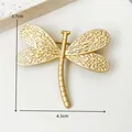 Vista detallada del broche de libélula vintage bañado en oro, dimensiones 4,5 x 3,7 cm - Broche de Libélula