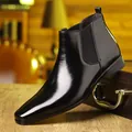 Profilo laterale di stivaletti Chelsea in pelle nera lucida con design a punta. - 38 / Nero