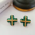 Detailansicht von grünen Emaille-Kreuz-Ohrsteckern im Vintage-Stil mit Goldperlen - Grüne Kreuzform (925 Silber Stift)