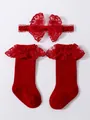 Detalle de conjunto de diadema con lazo de encaje rojo y calcetines con volantes - Burdeos