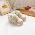 Bequeme beige-weiße Baby-Lauflernschuhe mit atmungsaktivem Mesh und Klettverschlussband - Größe 13.0 / Beige