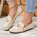 Close-up detail van modieuze beige gebreide damesloafers met een strikversiering - 36 / Broken Wit