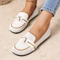 Detail van witte gebreide dames loafers met bruine bies en een elegant strik detail - 36 / Wit