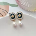 Élégantes boucles d'oreilles vintage fleurs émail avec perle baroque irrégulière pendante - 1.5*3.5cm / Style Fleur