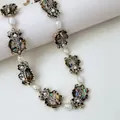 Detalle de dijes de escarabajo vintage y perlas barrocas en un collar dorado antiguo. - Estilo Perla Insecto Vintage / Oro Vintage Iridiscente
