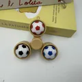 Μπεζ μπρελόκ fidget spinner με τρία πολύχρωμα κουμπιά μπάλας ποδοσφαίρου παιχνίδι - Fidget spinner ποδοσφαίρου με 3 κουμπιά