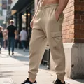 Vue détaillée du pantalon cargo jacquard lourd pour homme avec texture gaufrée beige. - Khaki