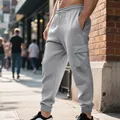 Vue détaillée du pantalon cargo gris en maille gaufrée avec poches et cordon ajustable - Gris clair