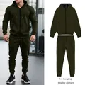 Vista detallada del conjunto de chándal con capucha para hombre en color verde oliva. - S / Top Y Pantalón / Verde Militar