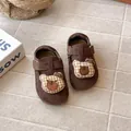 Lindos zapatos de gamuza marrón para niños pequeños con parche de oso y correa velcro - Talla 21 / Marrón