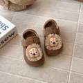 Adorables zapatos de gamuza marrón para bebé niña con parche de león y cierre de velcro - Talla 21 / Camel