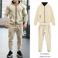Chándal beige con capucha para hombre, vista de modelo y detalles de la prenda - Caqui